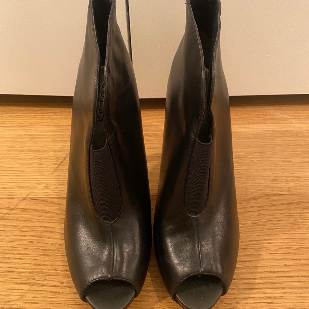 Guess Leather Peep toe Booties - US 8
